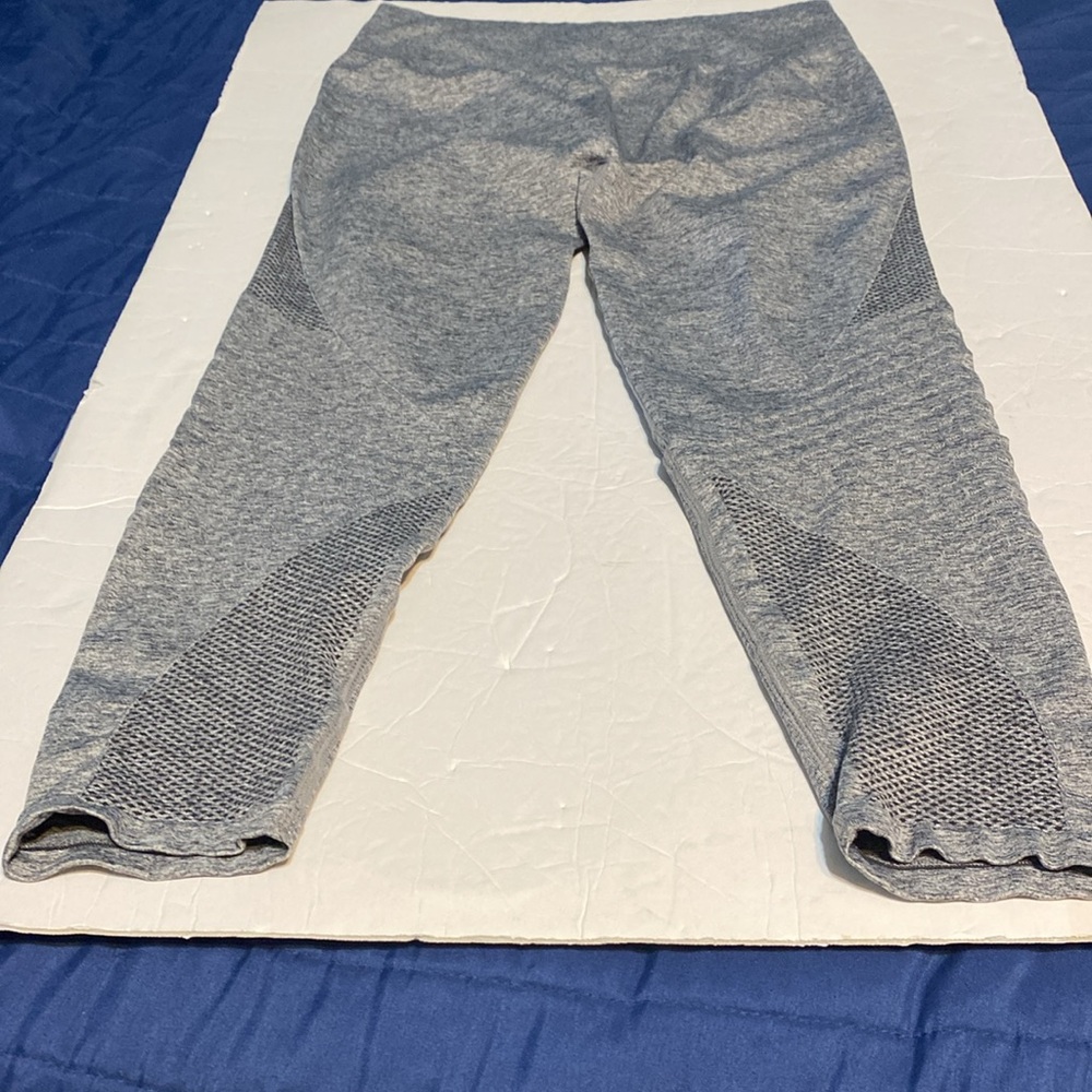 NWOT Fabletics Gray women’s cropped Leggings with vented air sides. - Picture 3 of 6